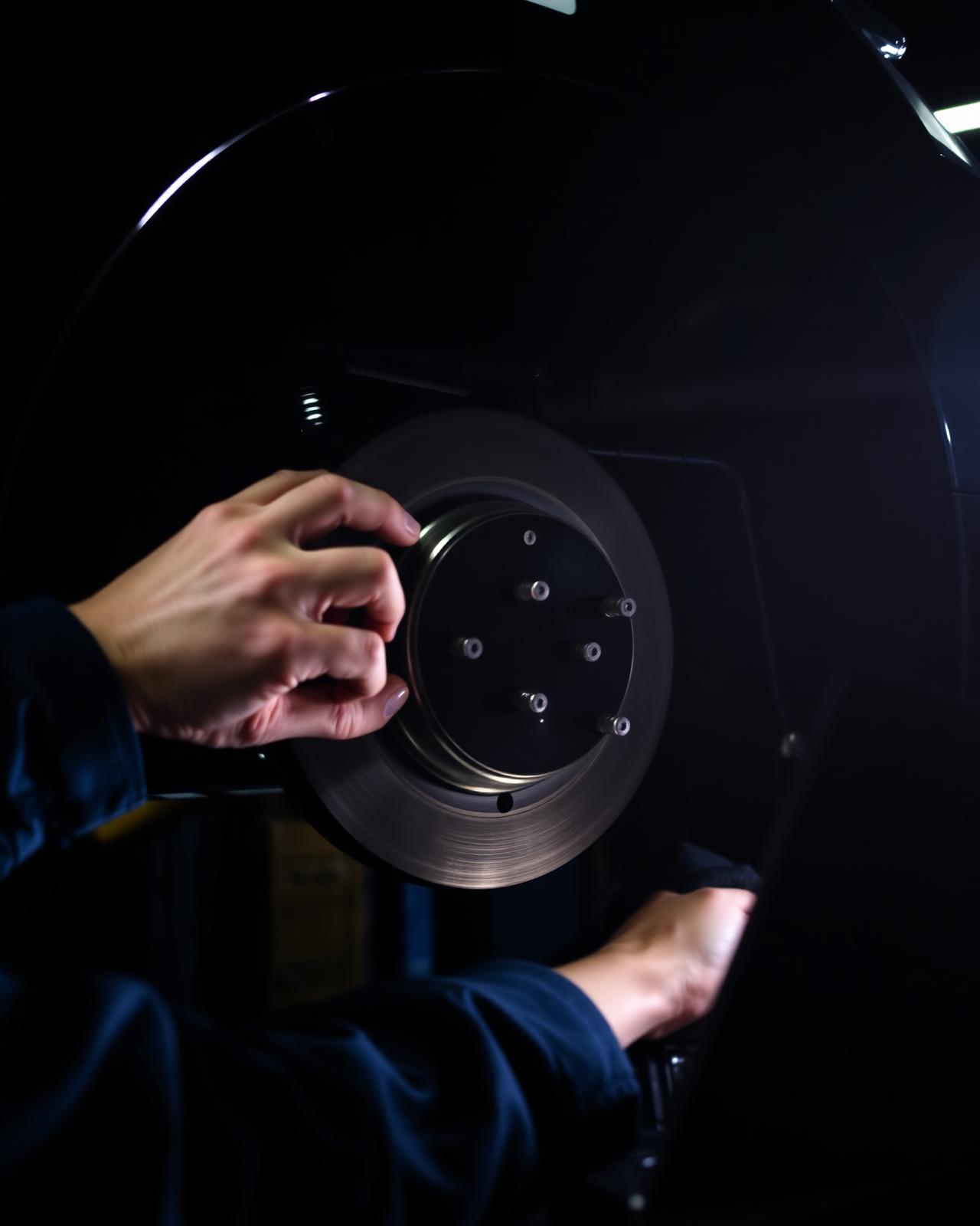 Mechanik pracující na brzdovém systému vozidla v dílně